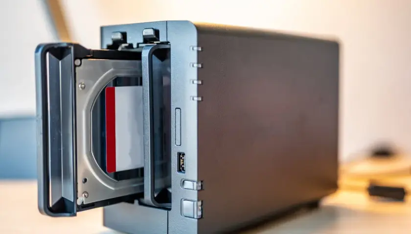 Un NAS avec un disque dur inséré. Ce support permet de sauvegarder ses données informatiques, contrairement à une simple clé USB.