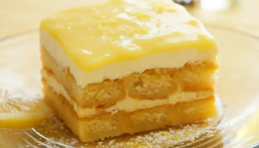 Pyszne tiramisu cytrynowe z warstwami biszkoptów i kremu, ozdobione cytrynową polewą.