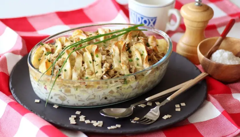 Gratin de crozets savoyards, plat réconfortant à l'origine montagnarde, garni de fines tranches de pommes de terre dorées.