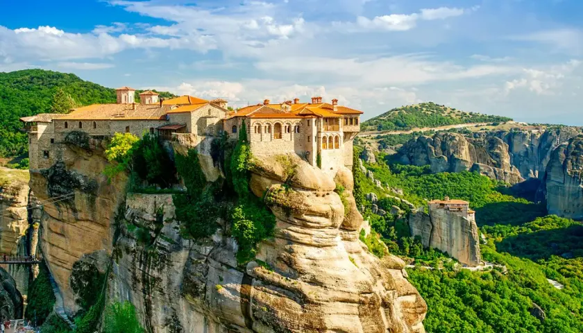 Monasteries perched on towering rock pillars in Meteora, Greece. Discover how to get to Meteora monasteries for an unforgettable journey.