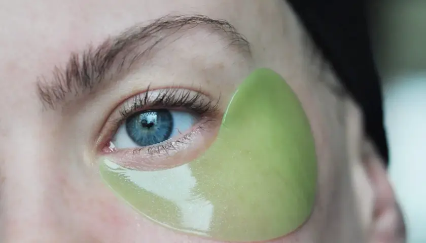 En närbild visar hur eye patches ska sitta under ögat för maximal effekt.