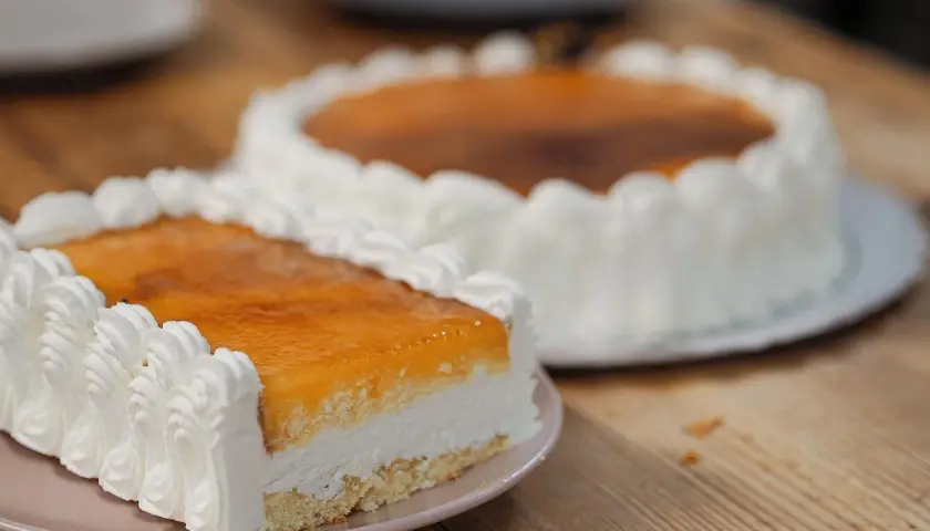 Dos deliciosas tartas San Marcos, una rectangular y otra redonda, cubiertas de crema y glaseado dorado, listas para disfrutar.
