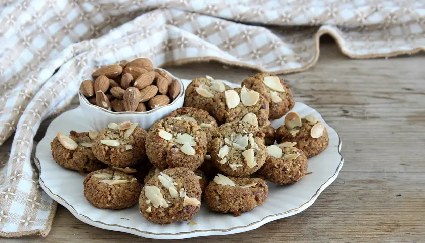Biscotti alle mandorle, perfetti per ricette con eritritolo. Un dolcetto sano e gustoso, ideale per ogni momento della giornata.