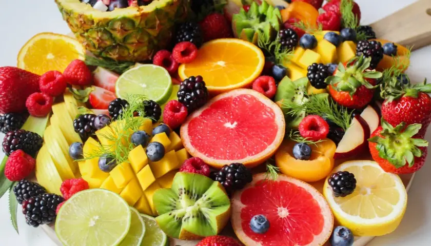 Un'esplosione di colori con tanta frutta fresca: fragole, mirtilli, lamponi, mango, kiwi, arance, limoni, pompelmi, lime e ananas. Un vero tripudio di "fruit" per gli occhi e il palato.