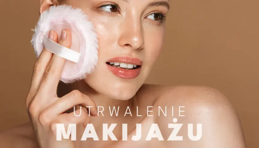 Kobieta aplikuje puder puszystym aplikatorem, by utrwalić makijaż.