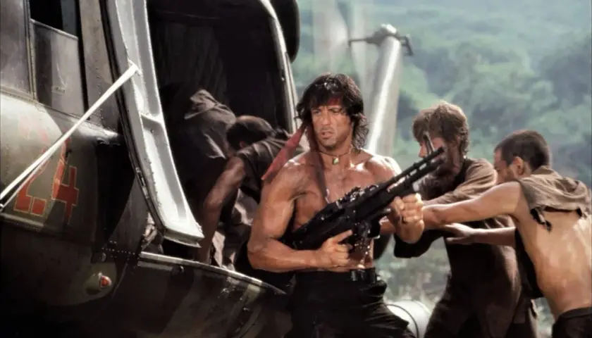 Rambo z karabinem wychodzi ze śmigłowca. Ile jest części Rambo? To pytanie zadaje sobie wielu fanów.