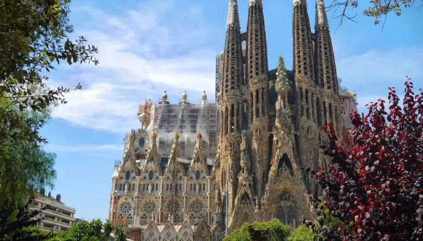 W jakim kraju jest Barcelona? Odkryj jej fascynującą historię i położenie