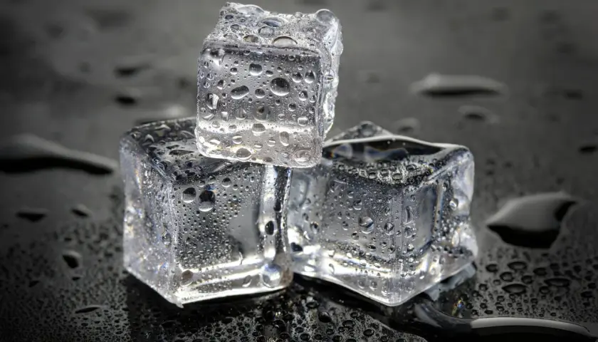 Kostki lodu pokryte kroplami wody. Jak używać rapid cold pack? Chłodzenie, ulga, odświeżenie.
