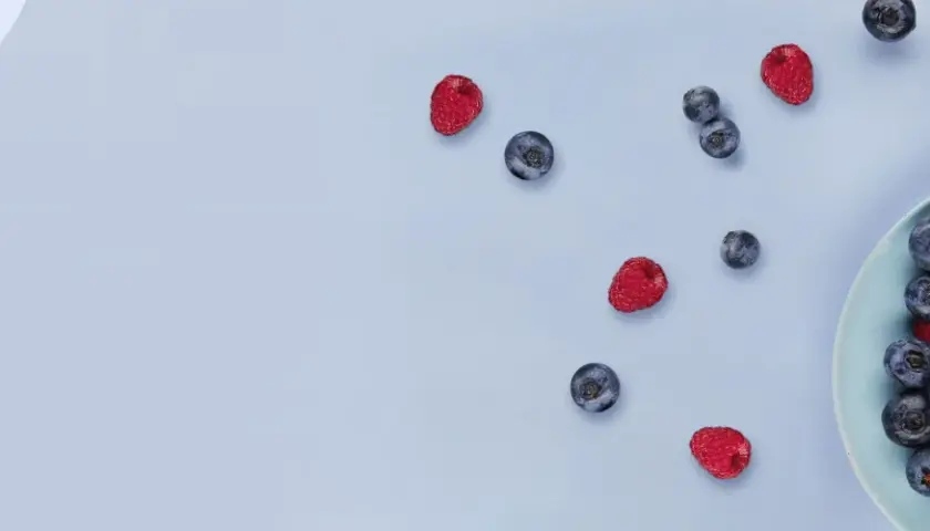 Jagody i maliny na talerzu, symbolizujące antyoksydację co to jest i jak wpływa na zdrowie.