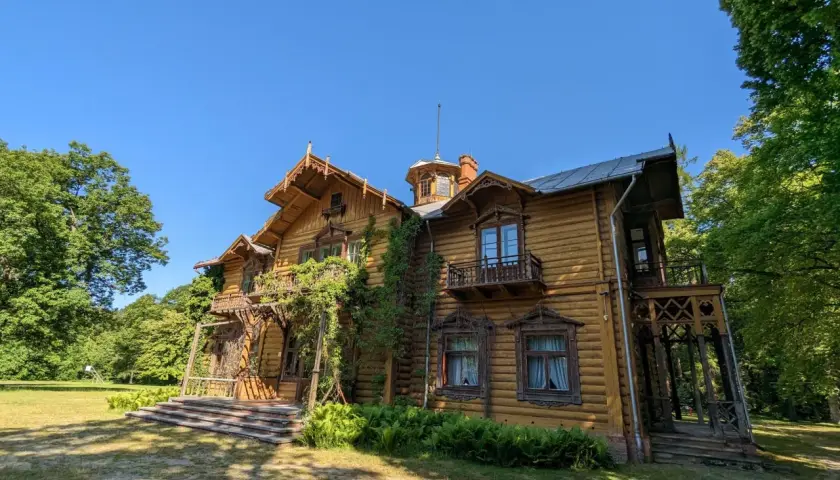 Drewniany dworek z bogatymi zdobieniami, otoczony zielenią. Jedna z leżajskich atrakcji, która zachwyca architekturą.