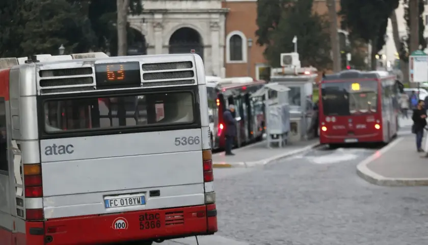 Autobus ATAC in strada, pronti per un nuovo viaggio con il tuo abbonamento mezzi.