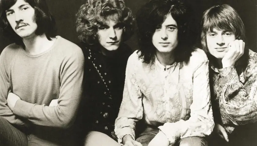Członkowie Led Zeppelin: John Paul Jones, Robert Plant, Jimmy Page i John Bonham pozują do klasycznego portretu.
