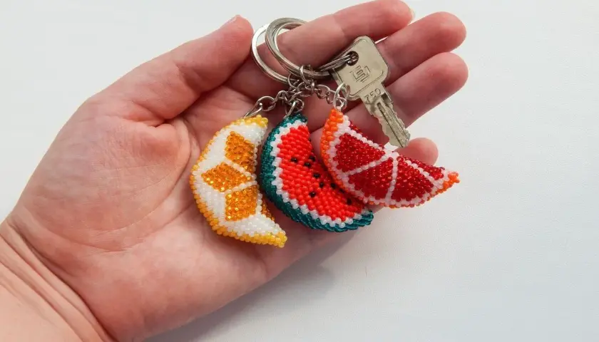 Portachiavi fai da te bambini: fette di agrumi e anguria in perline, perfetti per decorare chiavi e zainetti.