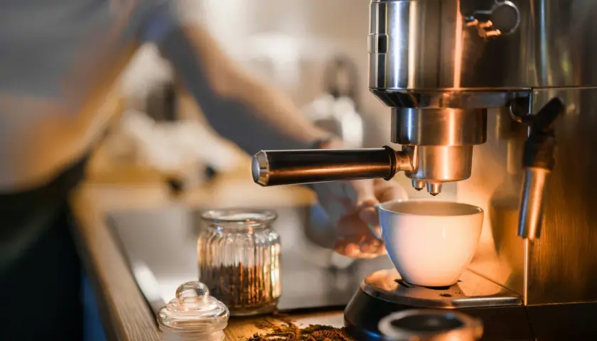 Mokre fusy w ekspresie Philips, gotowe do wyrzucenia po zaparzeniu pysznego espresso.