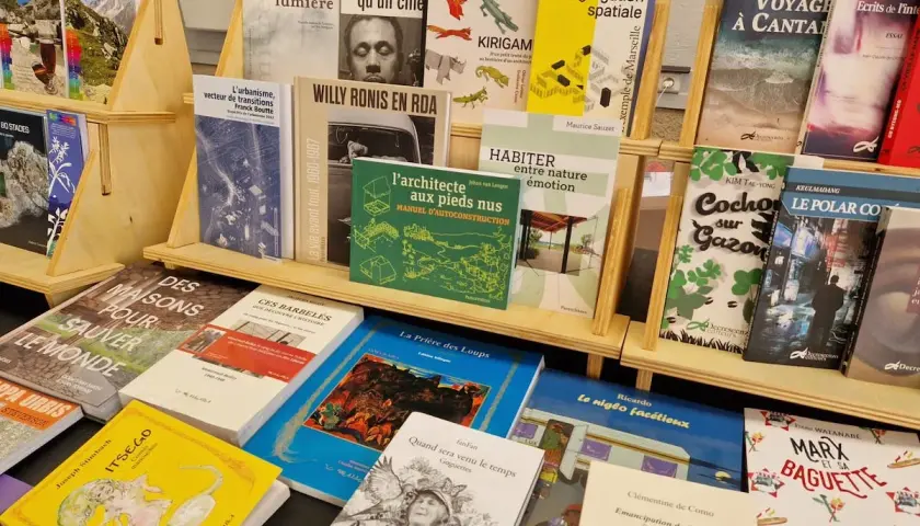 Une sélection de livres d'une maison d'édition indépendante, présentant des sujets variés comme l'urbanisme, la photographie et la sociologie.