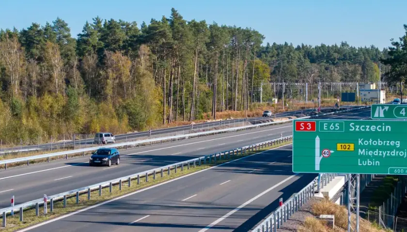 Droga S3 E65 w kierunku Szczecina, Kołobrzegu, Międzyzdrojów i Lubina. Autostrada a3 otoczona lasem.