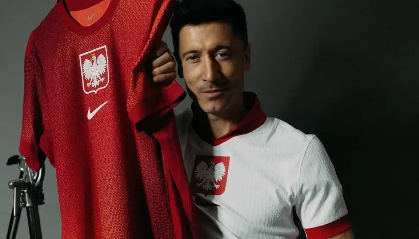 Robert Lewandowski prezentuje nowe koszulki reprezentacji Polski. Biało-czerwone barwy i orzeł na piersi to symbol naszej historii i dumy narodowej.