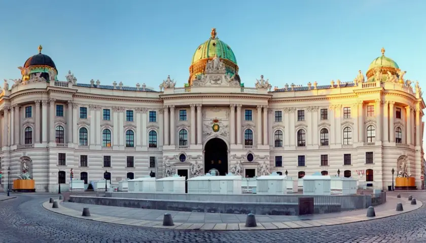 Majestatyczny pałac z zielonymi kopułami, który mógłby uchodzić za największy pałac na świecie.
