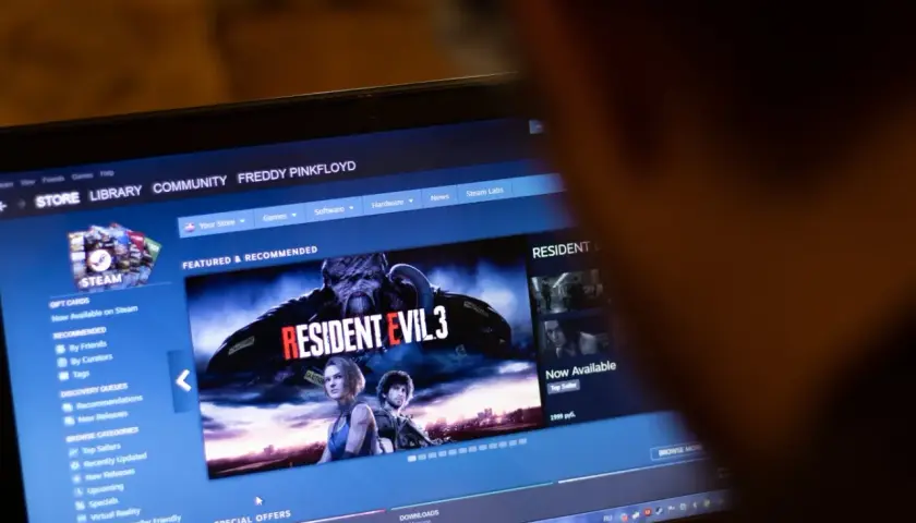 Gracz przegląda Resident Evil 3 na Steam, zastanawiając się, jak zwrócić grę, jeśli nie spełni oczekiwań.