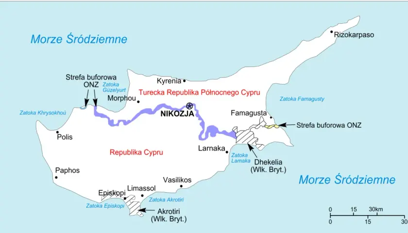 Mapa Cypru z zaznaczonym Morzem Śródziemnym, miastami jak Nikozja, Famagusta, Larnaka, Limassol, Paphos, Polis, Kyrenia, Morphou, Rizokarpaso, oraz strefami buforowymi ONZ.