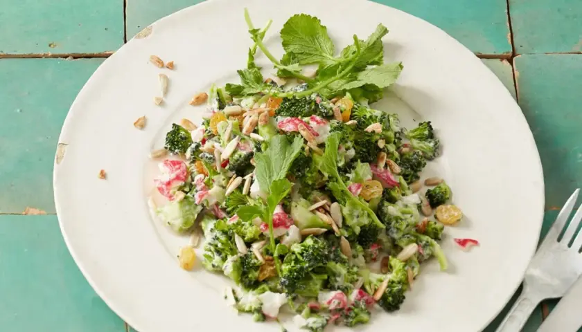 Frischer Brokkolisalat mit cremiger Soße, Rosinen und Sonnenblumenkernen, zubereitet im Thermomix.