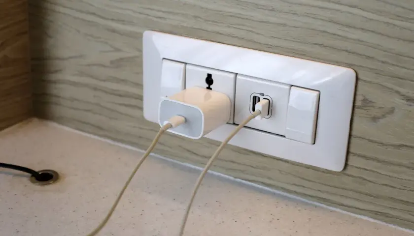 Nowoczesne gniazdka w Norwegii z portami USB, idealne do ładowania urządzeń.