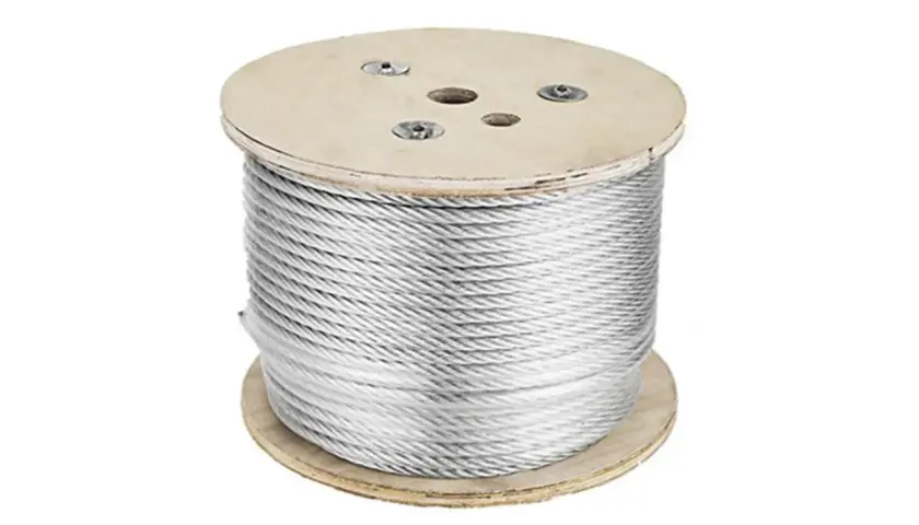 Drewniany bęben z nawiniętą liną stalową 20mm. Solidny materiał do wielu zastosowań.
