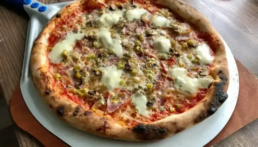 Pyszna, domowa pizza na desce, idealna na wieczór. Ten najlepsza pizza przepis to gwarancja sukcesu!