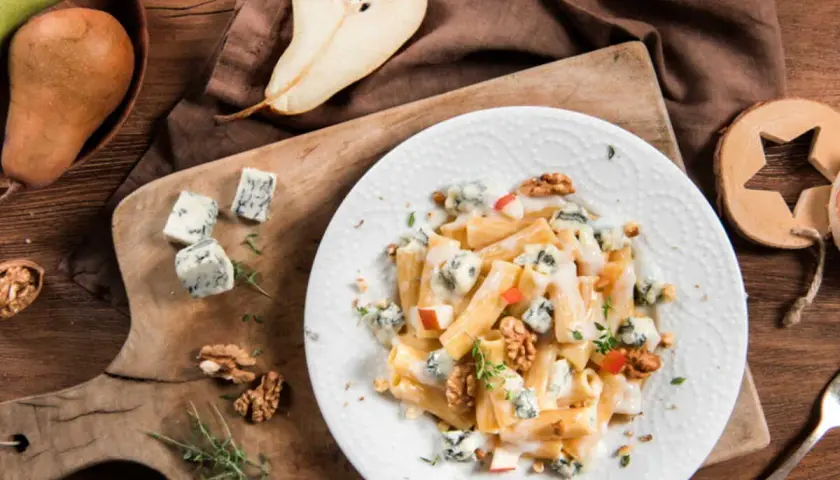 Pâtes crémeuses aux noix et dés de pommes, parsemées de gorgonzola. Un délice gourmand.
