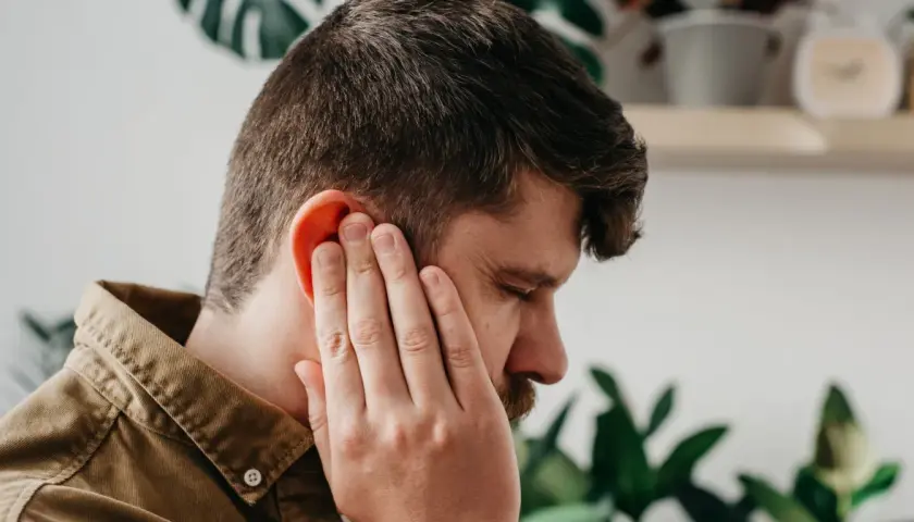 Ból ucha: Szybka ulga, domowe triki i kiedy pilnie do lekarza?