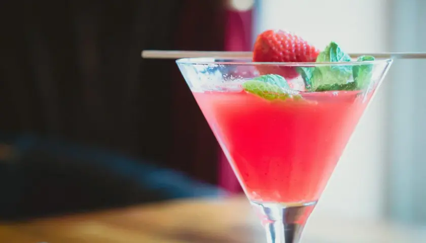 Orzeźwiające szklanki na drinki z truskawką i miętą, idealne na letnie popołudnie.