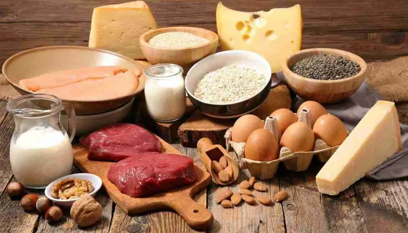 Viande, poulet, œufs, fromage, lait, lentilles, avoine, noix et amandes : une sélection d'aliments riches en acides aminés essentiels pour une alimentation équilibrée.