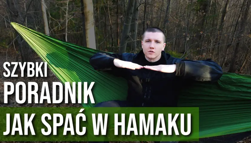 Mężczyzna w lesie pokazuje, jak wygodnie spać w hamaku. Szybki poradnik.
