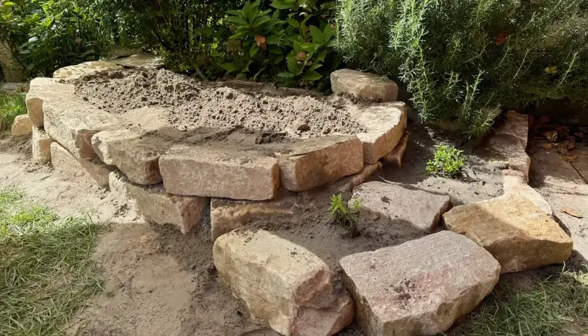 Beim Sandarium bauen werden grobe Steine zu einem Beet aufgeschichtet, das mit Sand gefüllt wird.