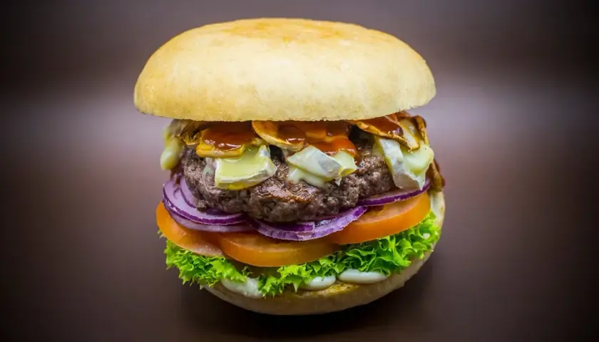 Jakie dodatki do burgera, które zaskoczą Twoje kubki smakowe?