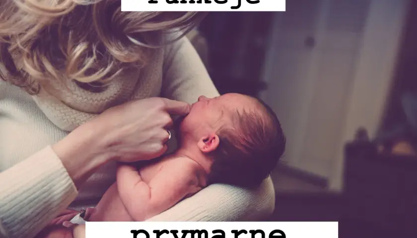 Matka delikatnie dotyka palcem ust noworodka, wspierając jego prymarne funkcje i rozwój artykulacji.