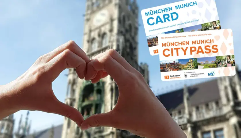 Herzförmige Hände vor dem Münchner Rathaus, daneben die München Card und der München Citypass.