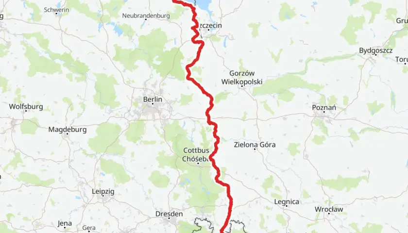 Mapa pokazuje przebieg szlaku rowerowego Odra-Nysa, od Świnoujścia po Czechy. Idealne miejsce na planowanie noclegów.