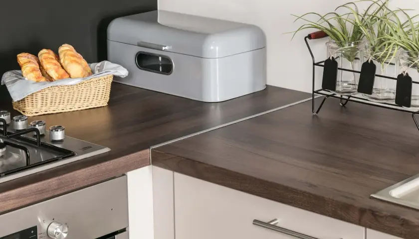 Porysowany blat? Odnów go! Skuteczne metody DIY krok po kroku
