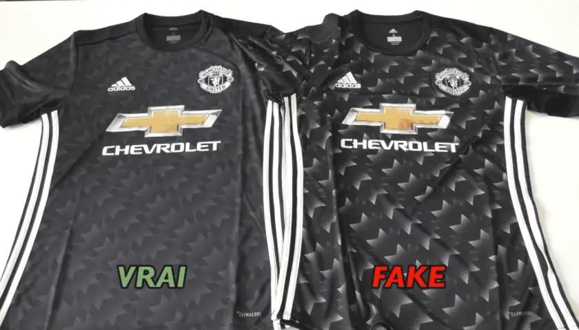 Deux maillots de foot Manchester United, l'un authentique (VRAI) et l'autre contrefait (FAKE), côte à côte.