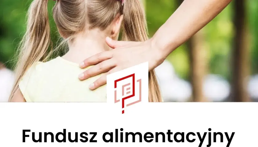 Dłoń na ramieniu dziecka. Tytuł: Fundusz alimentacyjny ile wynosi.