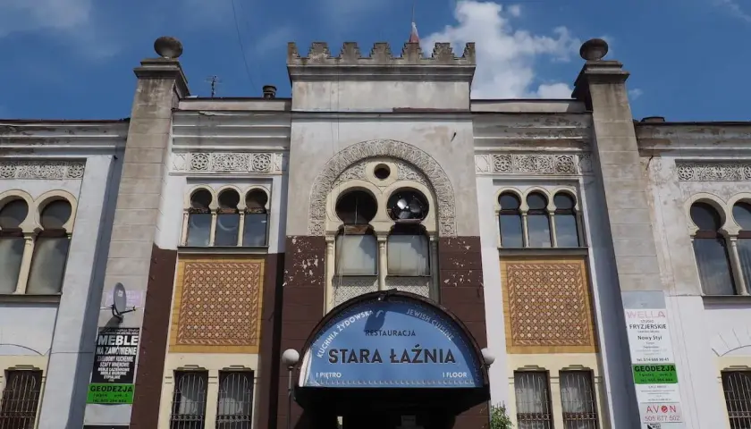 Stara Łaźnia, dawna łaźnia, dziś restauracja kuchni żydowskiej, z charakterystyczną architekturą i ozdobnymi detalami.