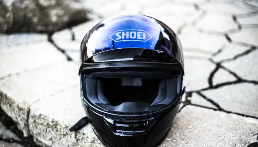 Casco Shoei negro y azul, listo para aprender como limpiar casco de moto y mantenerlo impecable.