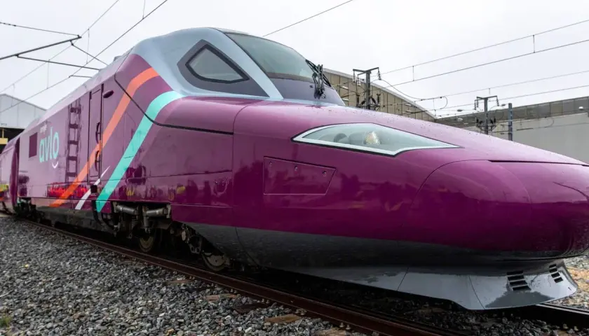 Tren morado de Avlo, ideal para viajar de Barcelona a Madrid desde 5€.