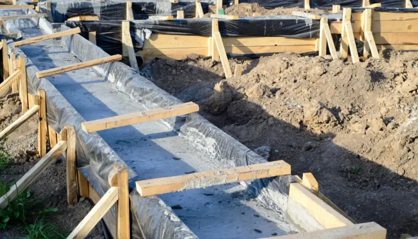 Szalunki i wylana ława fundamentowa. Tak wygląda początek, jak wykonać fundament.