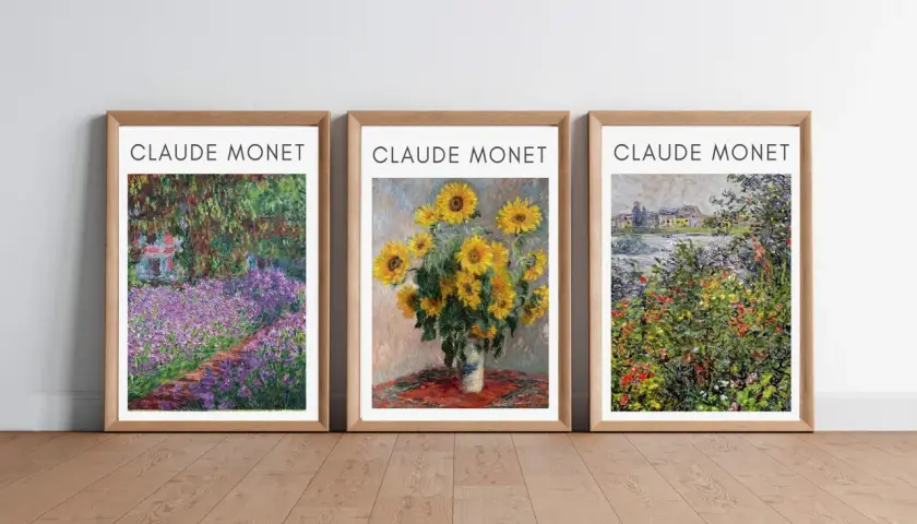 Drei gerahmte, berühmte Gemälde von Claude Monet: ein Gartenweg mit lila Blumen, Sonnenblumen in einer Vase und ein blühender Garten am Wasser.
