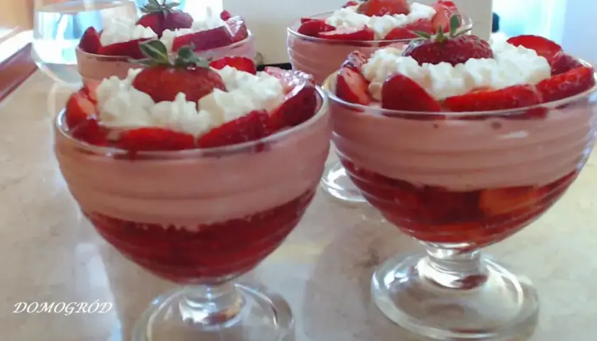 Pyszne deserki z truskawkami i bitą śmietaną. Czy można połączyć mascarpone z galaretką? Tak, i efekt jest zachwycający!