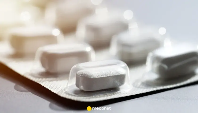 Białe tabletki w blistrze, jedna z nich wysunięta do przodu. Czy to lek, czy skudexa narkotyk?