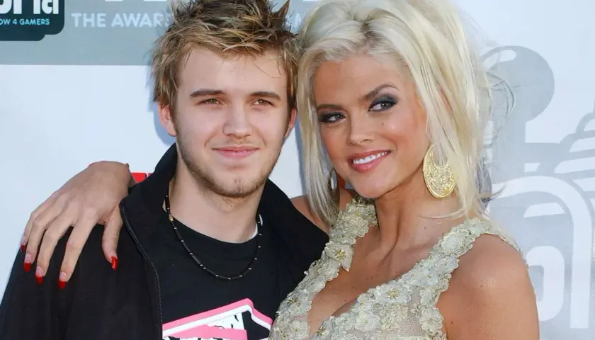 Daniel Wayne Smith z matką, Anną Nicole Smith, na czerwonym dywanie.