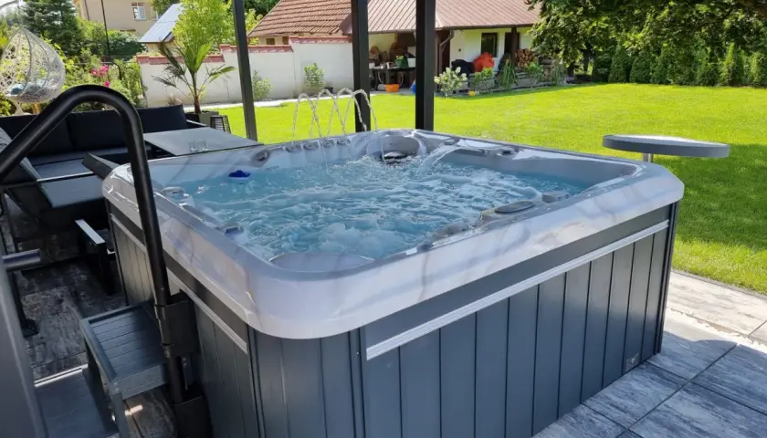 Jacuzzi ogrodowe: Prawdziwe koszty, wybór i instalacja spa